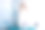 美丽的年轻女孩早上在卧室的床上抱着一个枕头图片下载