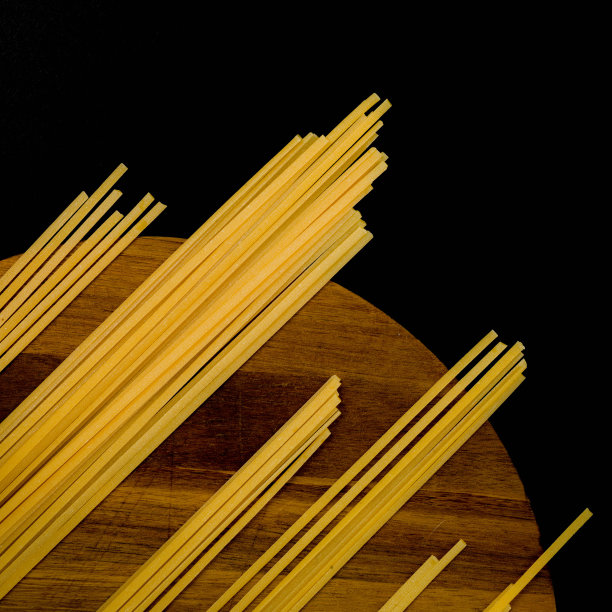 木砧板上的生意大利面图片下载