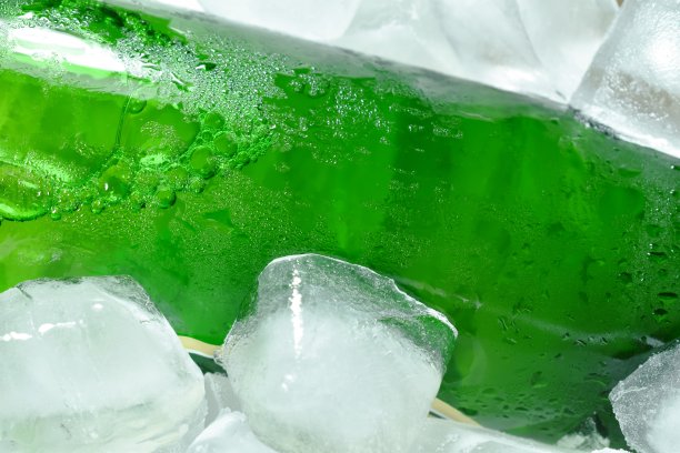 绿色的冰啤酒瓶图片下载