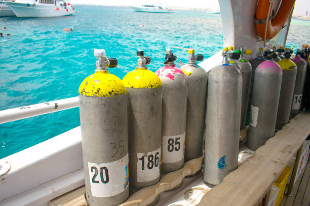 潜水设备。以大海为背景的游艇上的一排气球。水中呼吸器。气球。的爱好。运动。水肺潜水图片下载