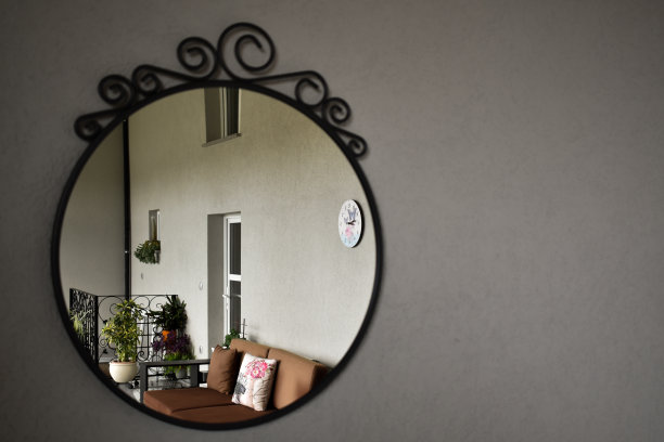 通过镜子看到冬天的露台图片下载