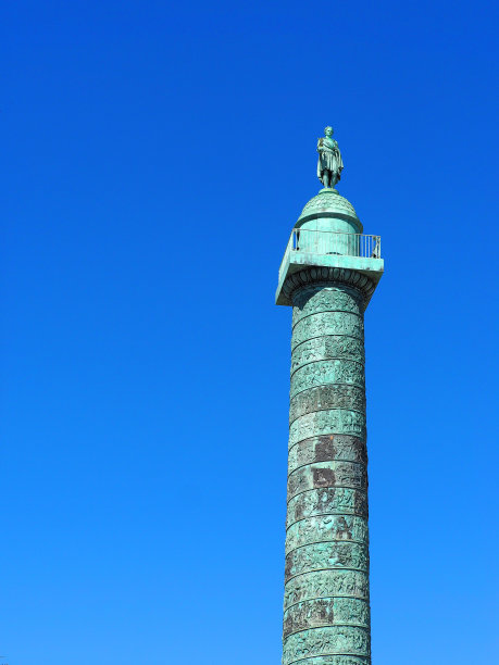 旺多姆广场上旺多姆柱的碎片和拿破仑·波拿巴的雕像。蓝色的天空背景图片下载