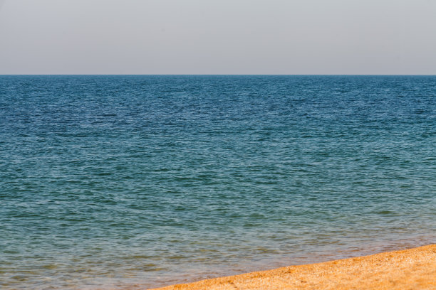蓝色的大海的背景。伟大的蓝色的大海。纹理。一片海滩图片下载