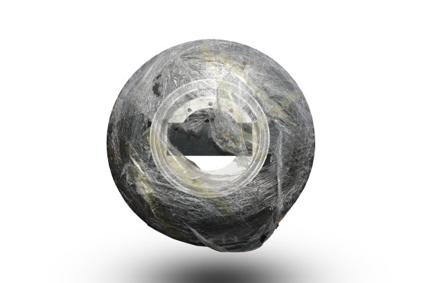 卡车轮胎包装用塑料隔离白色背景。这有裁剪路径图片下载