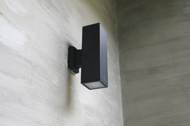 混凝土墙上挂着灯图片下载