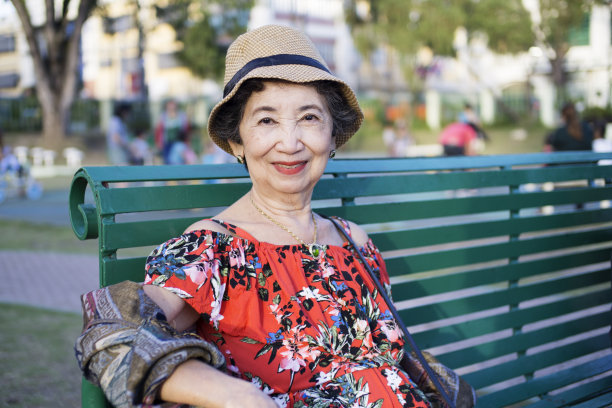 老奶奶在公园里休息图片下载