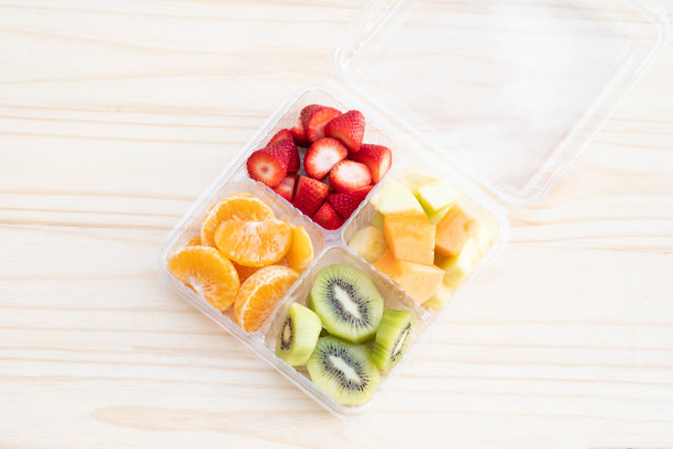 塑料容器内混合健康水果;草莓，猕猴桃，橙子，甜瓜图片下载