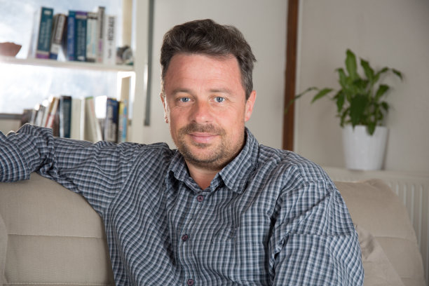 男人在家里的沙发上放松图片下载