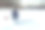 冬天在湖上钓鱼。图片下载