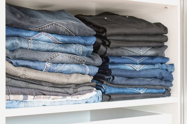 货架上一堆堆五颜六色的牛仔裤图片下载