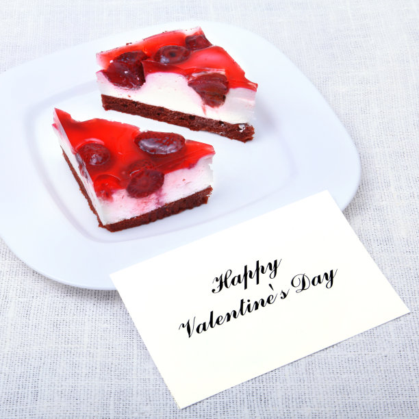 美味的覆盆子蛋糕配上新鲜的草莓、覆盆子、蓝莓、醋栗和开心果。为你的文本复制空间。图片下载