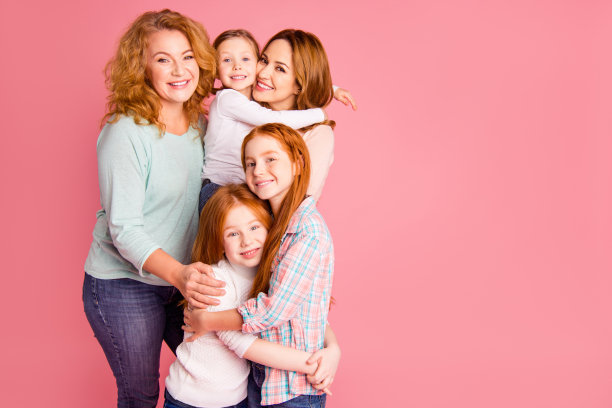 近家庭儿童日照片设置三个可爱的小女孩，妈妈，奶奶，五个站紧，假期周末，花时间穿毛衣，衬衫，套头衫孤立的玫瑰背景图片下载