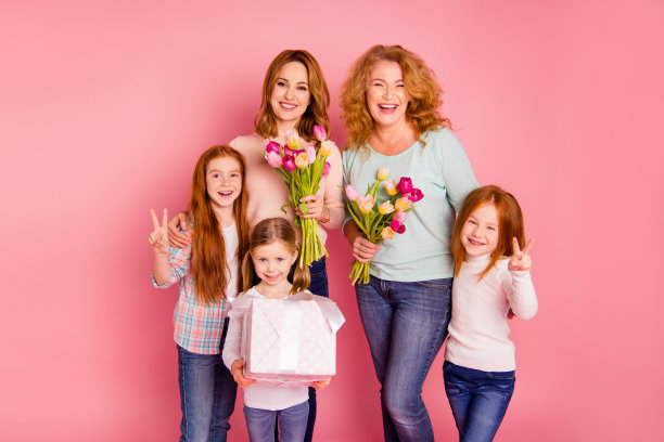 近距离的照片姜黄色的狐狸小女孩妈妈奶奶紧密的假期周末花时间拜访聚会带来鲜花礼盒显示v符号穿毛衣衬衫套头毛衣孤立在玫瑰背景图片下载