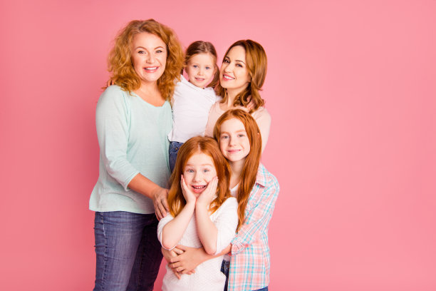 近的家庭照片集狐狸小女孩，妈妈，奶奶，站紧，休闲，露齿的微笑，快乐的周末，度过空闲时间，穿毛衣，衬衫，套头衫，孤立在玫瑰背景图片下载