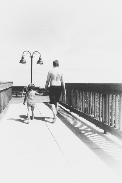 走在密歇根湖码头上，在哥哥的帮助下，黑白复古风格图片下载