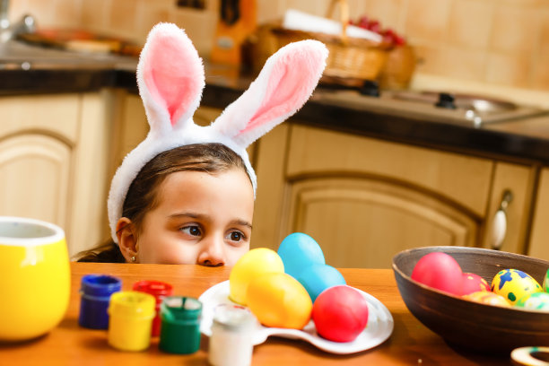 小女孩画鸡蛋图片下载