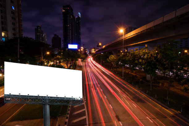 空ginat广告牌站在夜景灯光尾流背景-可以用来展示或蒙太奇的产品或服务图片下载