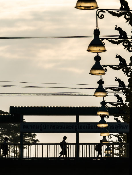 学生们走过波兰人附近的人行桥图片下载