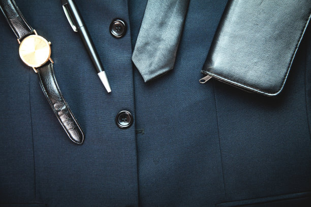 钢笔、手表、领带和钱包放在西装上。图片下载