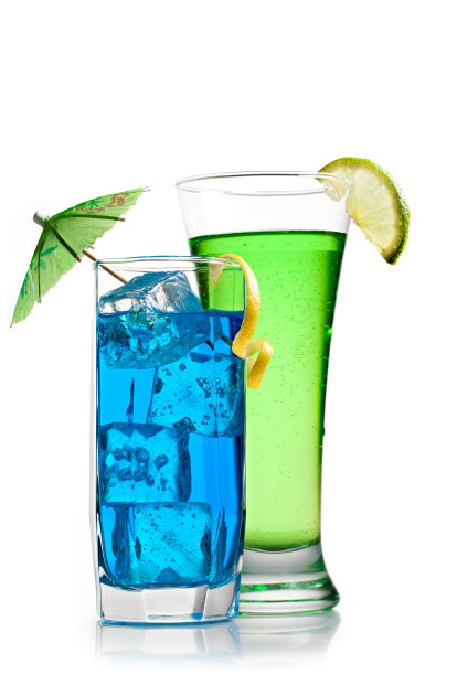 两杯有装饰的冷鸡尾酒图片下载