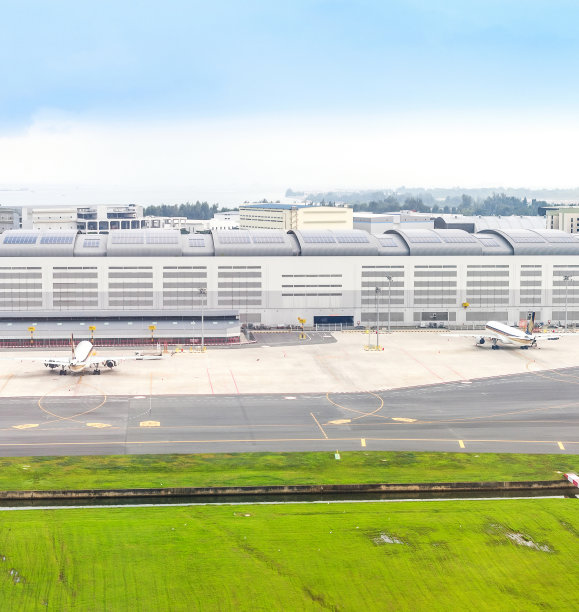 飞机在机场跑道上飞行图片下载