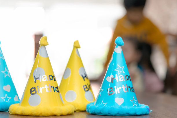 带着家庭背景的孩子派对帽图片下载