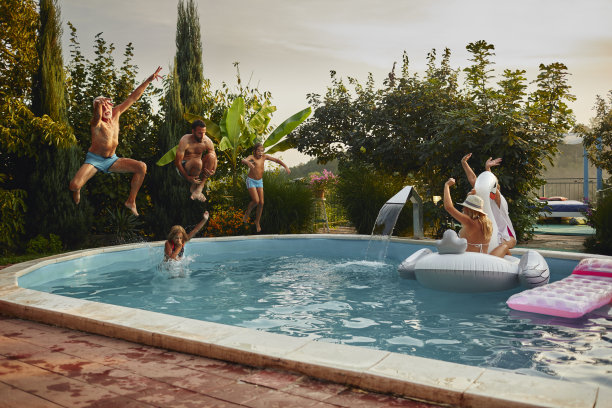 多代人在后院游泳池周围玩耍图片下载