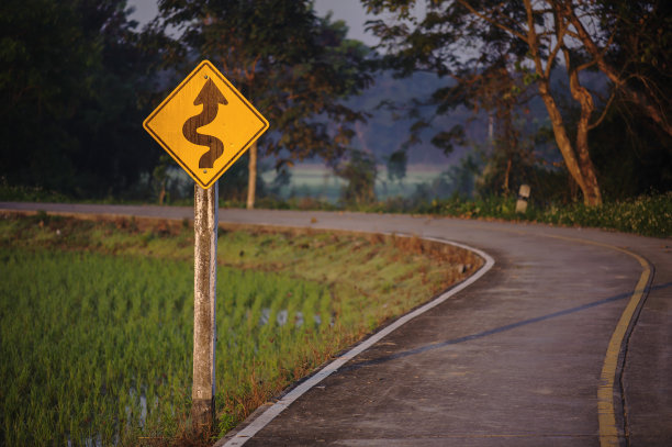 农村田野的曲线标志图片下载
