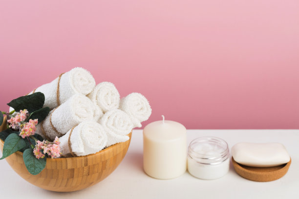 水疗静物与芳香蜡烛，花和毛巾。——图片图片下载