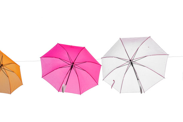 多色伞上的白色背景图片下载