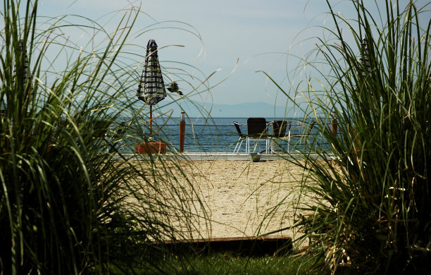 椅子和遮阳伞图片下载