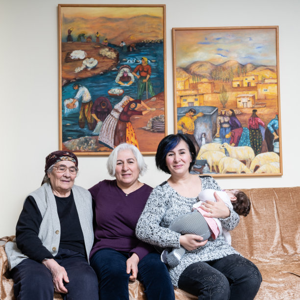 老女人和她的女儿，孙女和曾孙女在客厅的肖像图片下载