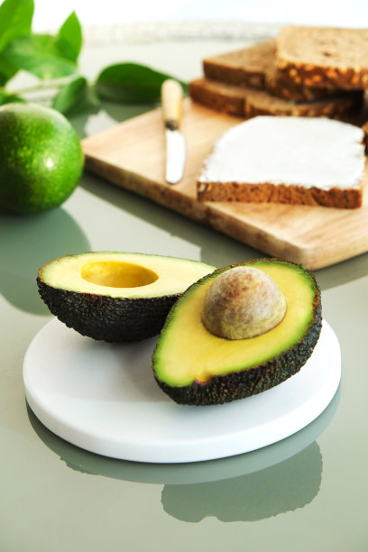 成熟的鳄梨果实。含有优质脂肪的健康节食超级食物。图片下载