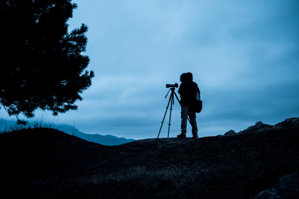 黑暗中的摄影师图片下载