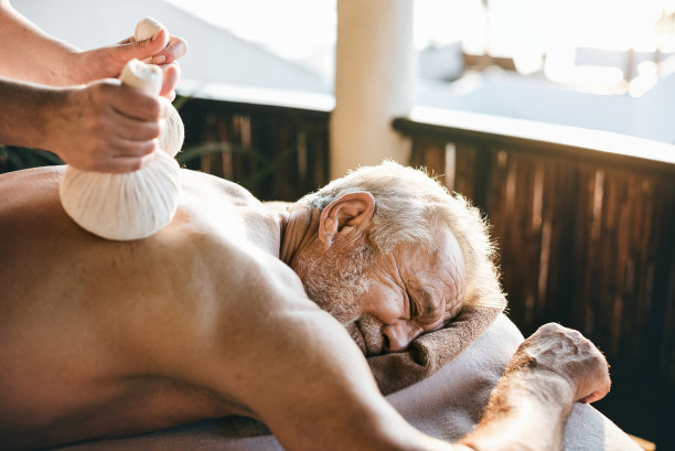 按摩师在水疗中心按摩图片下载