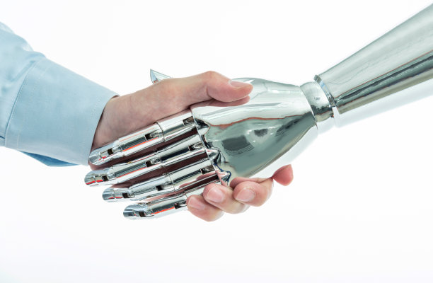 商人和机器人在白色背景下握手图片下载