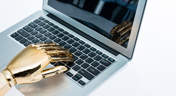 机器人的手在键盘上打字图片下载