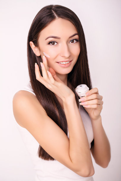 皮肤护理概念。一位年轻健康的女士，在干净清新的脸上涂着化妆品。美丽和健康。面部美容护理概念。高分辨率图像。图片下载