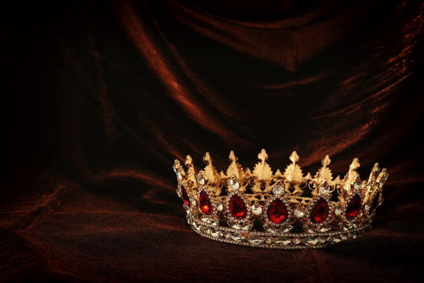 照片上的金皇冠哥特式黑色丝绸背景。中世纪的概念。图片下载