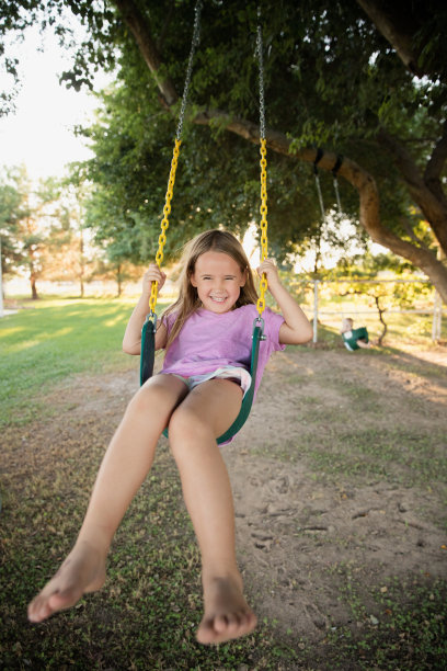 年轻女孩摆动图片下载