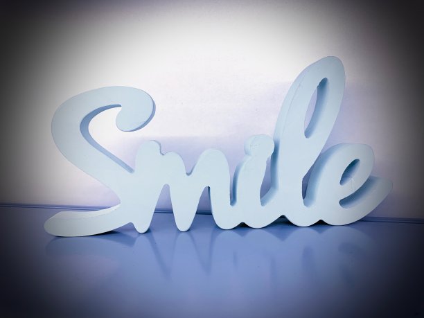 白色背景上的文字微笑图片下载