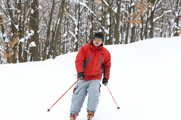 Saratov，俄罗斯- 09/02/2019:滑雪者在跑道上的雪坡上。健康的生活方式。冬季运动和户外活动，休闲在大自然。图片下载