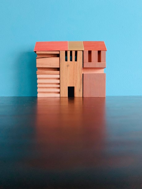 象征中世纪城镇的普通木制玩具积木图片下载