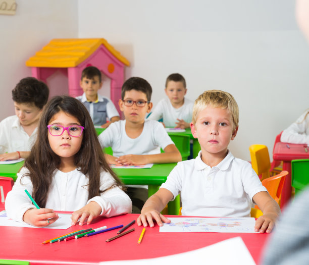 学生在听老师讲课图片下载