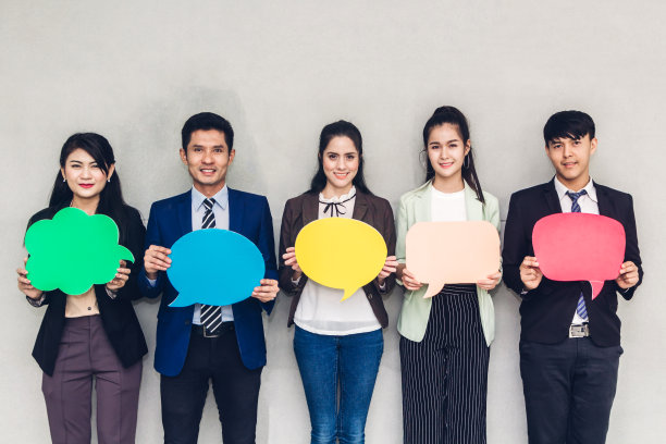 一群商业人士举着一个演讲气泡图标图片下载