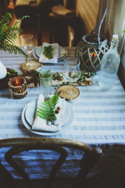 夏季餐桌设置在自然有机风格与手工细节在绿色和棕色调。乡村生活的概念图片下载