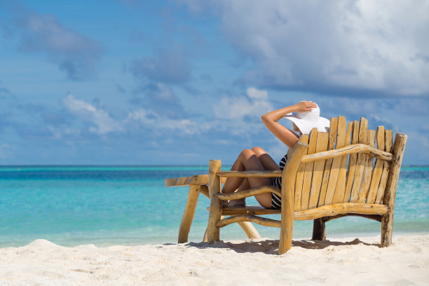 年轻漂亮的女人享受暑假，海滩放松，夏天在热带图片下载