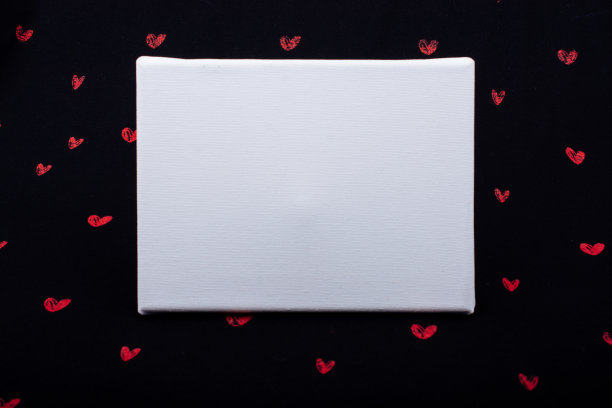 白色画布上的黑色背景和红色的心图片下载