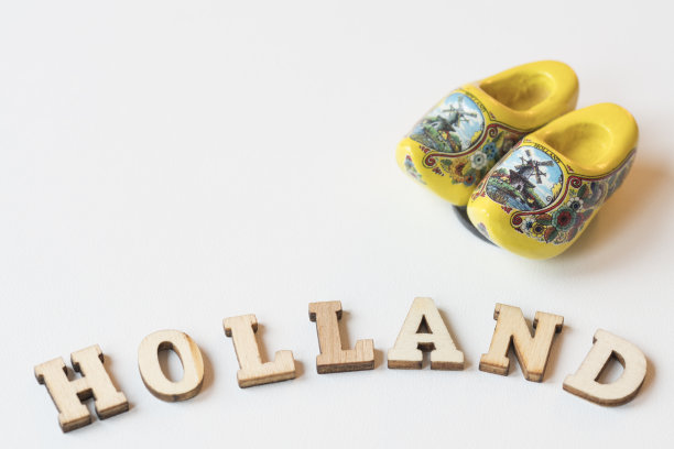 白色背景下的黄色荷兰木鞋图片下载