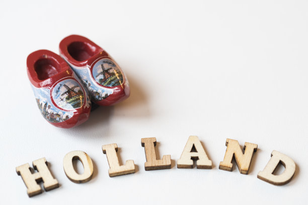 白色背景下的红色荷兰木鞋图片下载